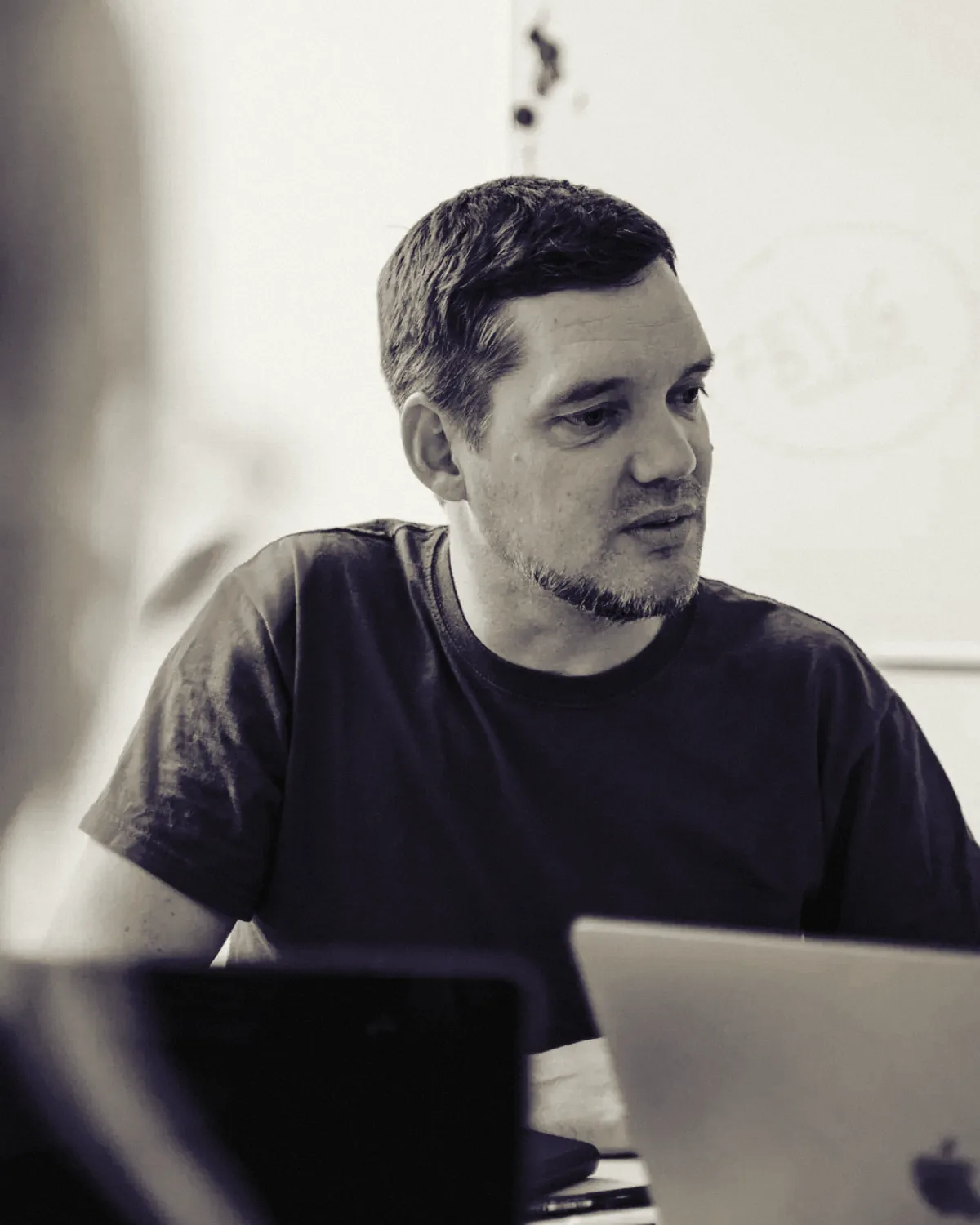 GEO-Spezialist von Engine Native bei der Analyse von KI-Suchergebnissen im Berliner Studio